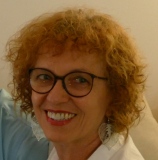 L'art a toujours été une deuxième vie pour moi, passion de l'expression, d'abord par la danse, expression directe du corps, et depuis plus de dix ans maintenant, par la peinture, et plus précisément les texchniques mixtes, expression du corps toujours, car il y a un investissement physique, et de l'âme. Deux plasticiennes, toutes deux issues des Beaux Arts, et de grand talent, ont éclairé pour ne pas dire illuminé mon chemin au cours de ces années. Je les ai croisées dans le Sud de la France, et bien sûr cette région m'a beaucoup inspirée et m'inspire toujours, en dépit de mon éloignement géographique actuel. 